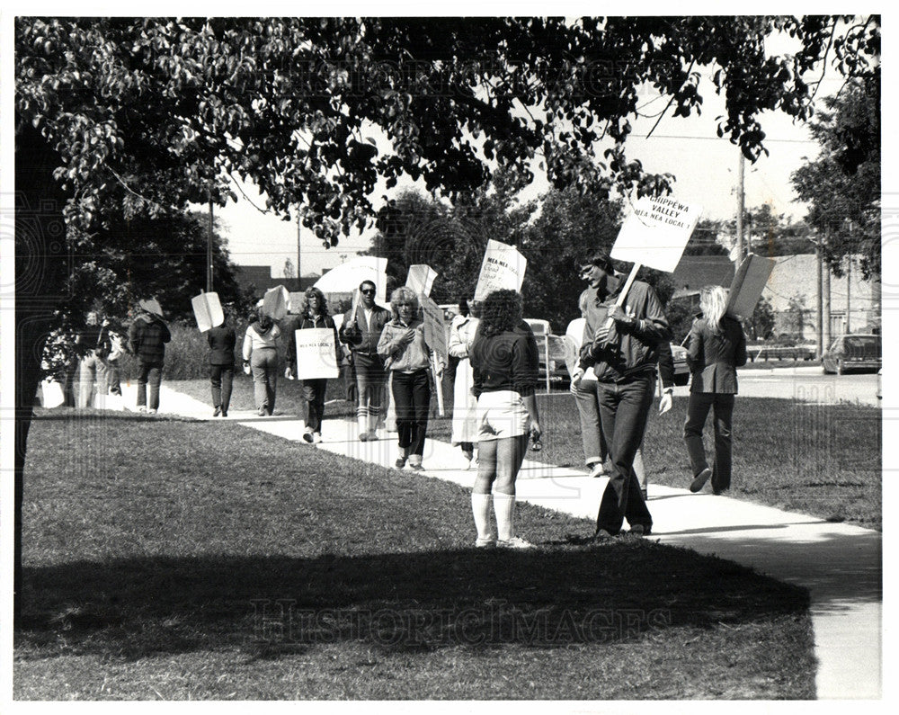 1991 Press Photo Chippewa Valley Teachers Picket - Historic Images