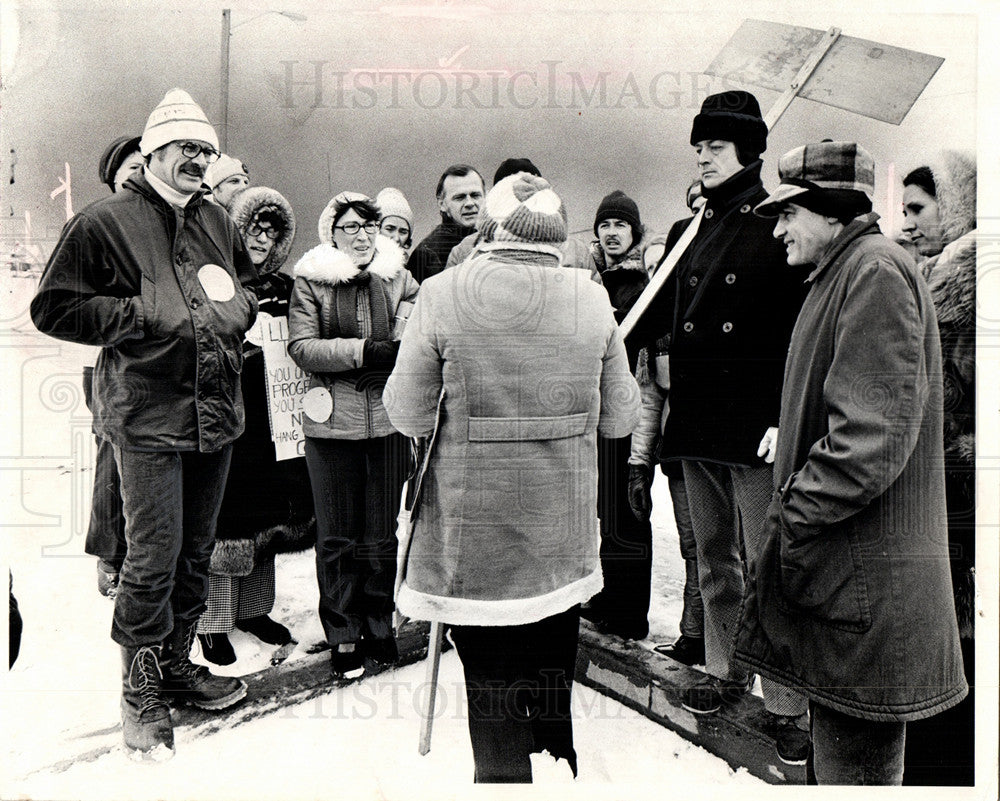 1975 Press Photo Crestwood School strikes teachers - Historic Images