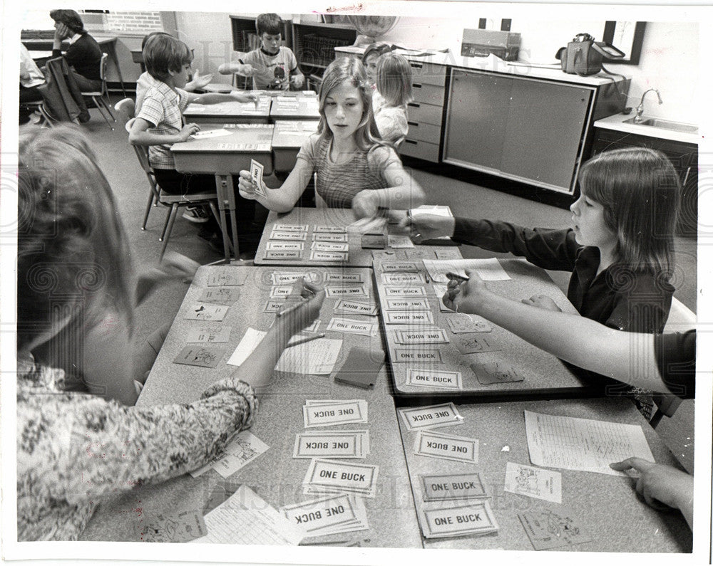 1976 Press Photo Decisions trading game Chris Heter - Historic Images