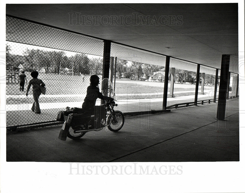 1976 Press Photo school security students pupils teach - Historic Images