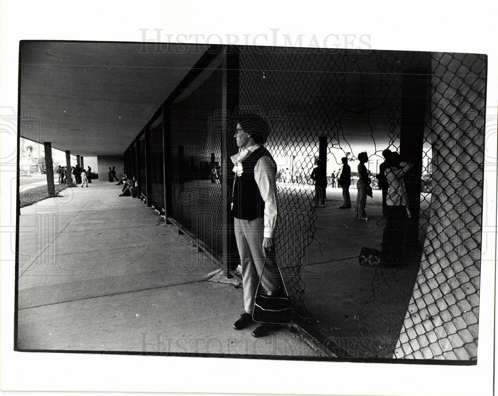 1976 Press Photo school security students pupils teach - Historic Images