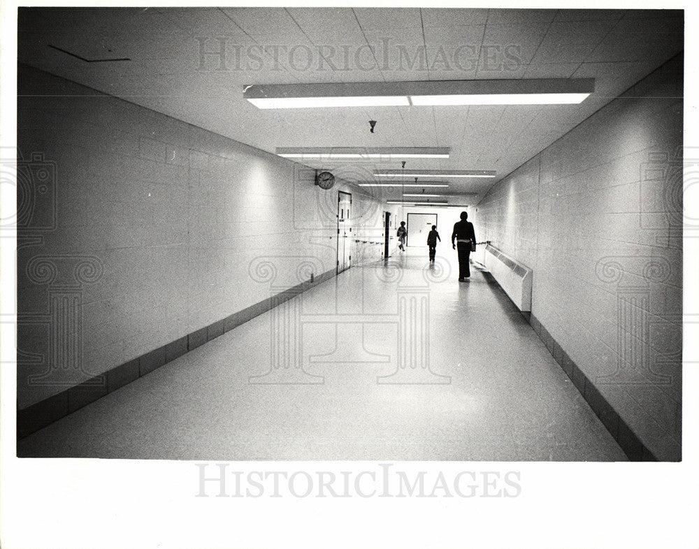 1976 Press Photo school security students pupils teach - Historic Images