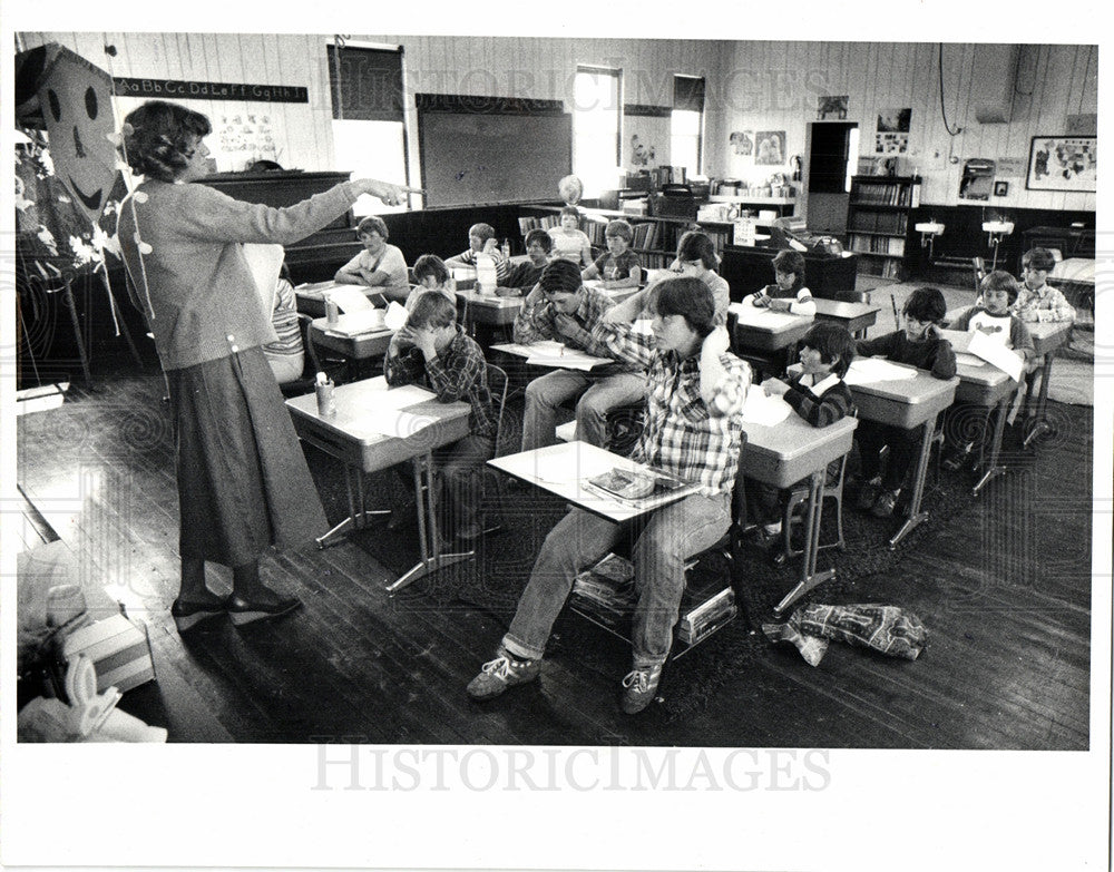 1981 Press Photo Classroom teacher Betsy Pake students - Historic Images