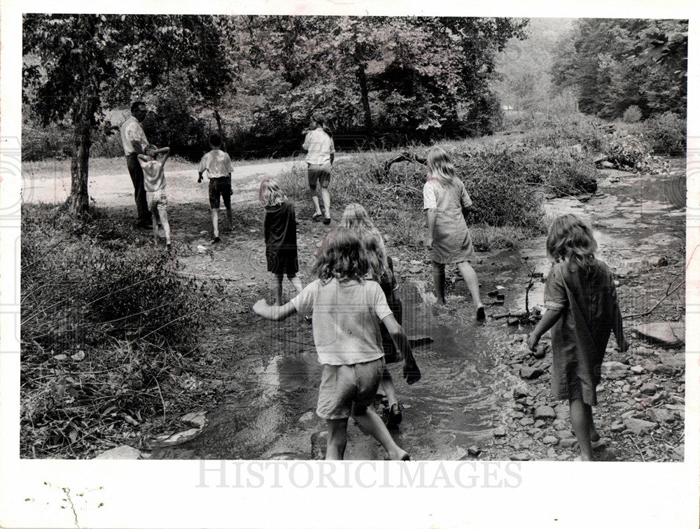 1973 Press Photo Barefoot children - Historic Images