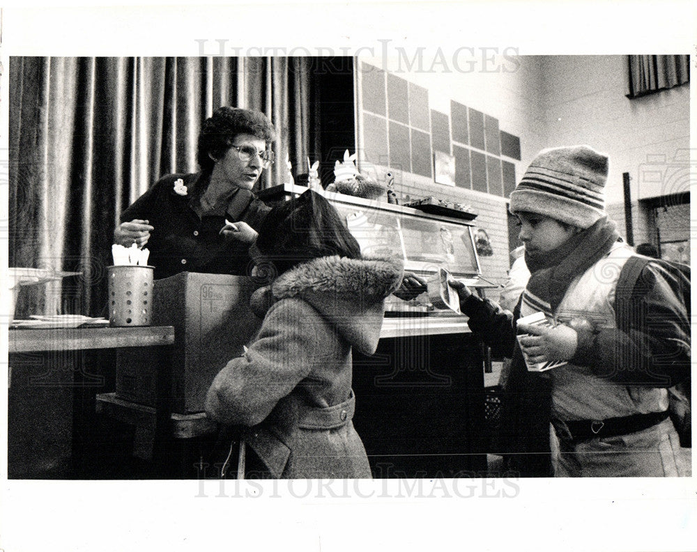 1989 Press Photo Thelma Preston breakfast students food - Historic Images
