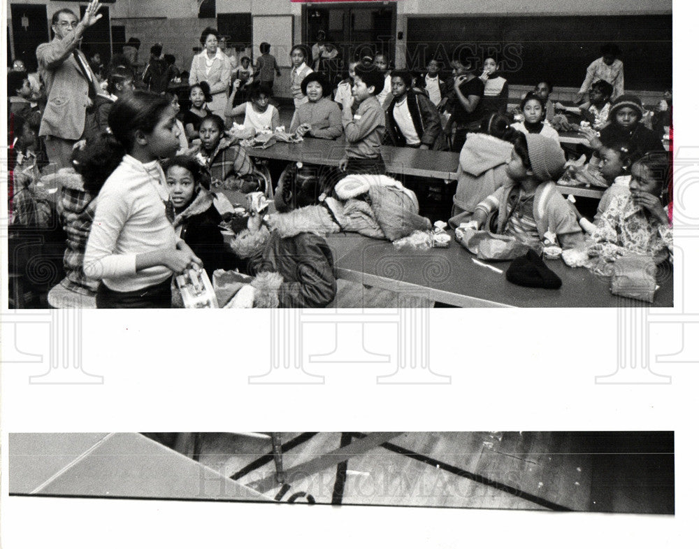 1977 Press Photo Bagley School lunch gym Rush Hour - Historic Images