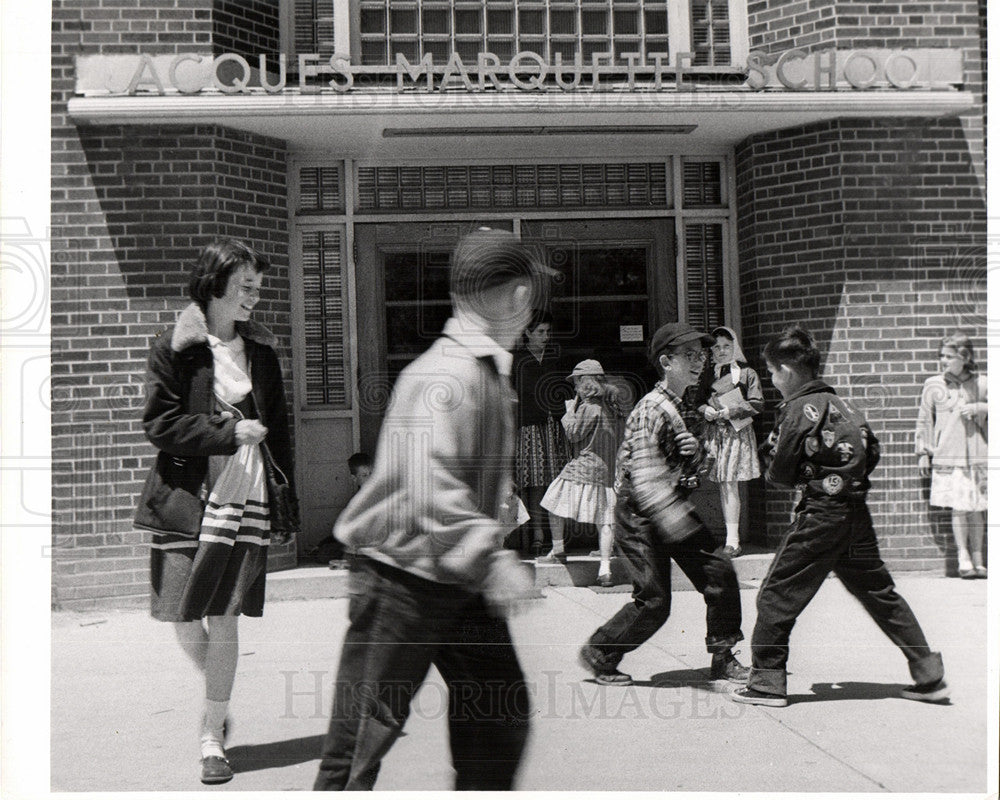 1954 Press Photo Jacques Marquette School last day - Historic Images