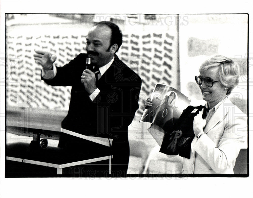 1982 Press Photo Diane Murray auction Gary Berry - Historic Images