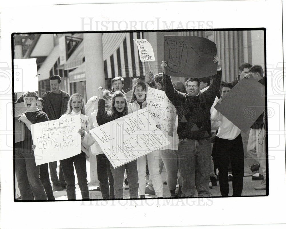 1992 Press Photo Romeo High student protest walkout - Historic Images