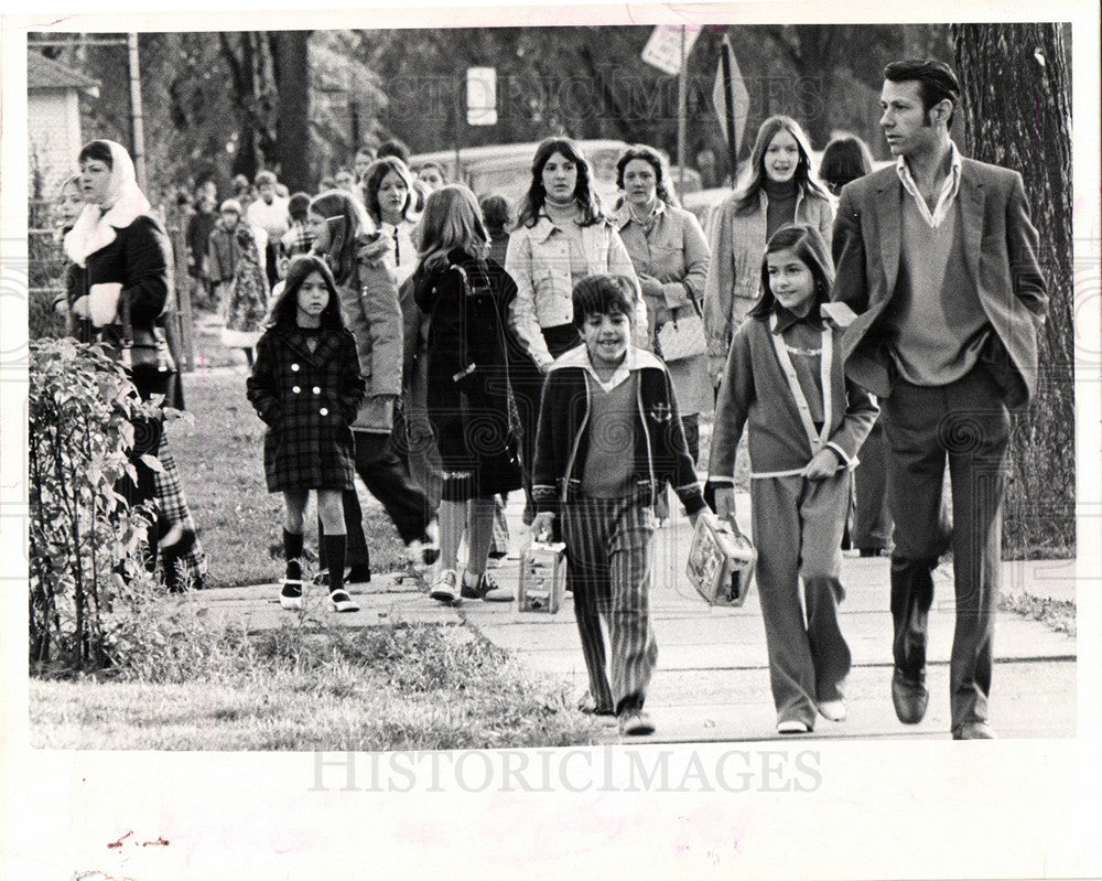 1973 Press Photo army of kids - Historic Images