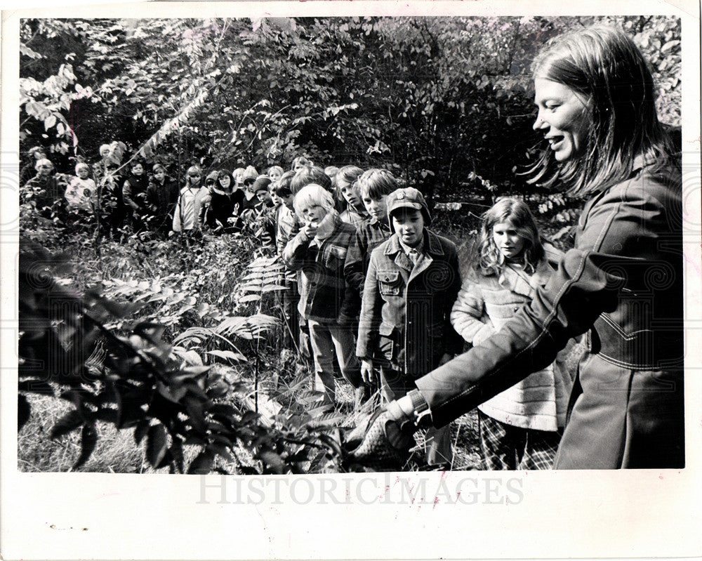 1973 Press Photo Kathy Sheldon fall leaves hike - Historic Images