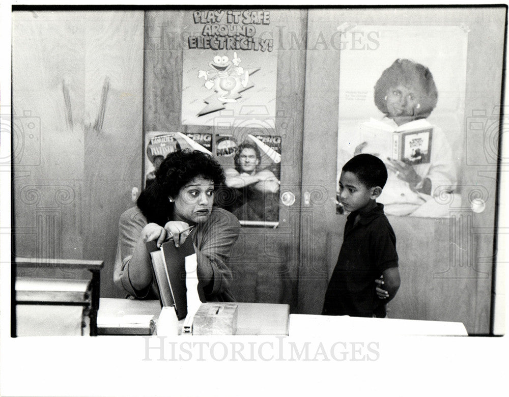 1989 Press Photo teacher, school, first grade, story - Historic Images