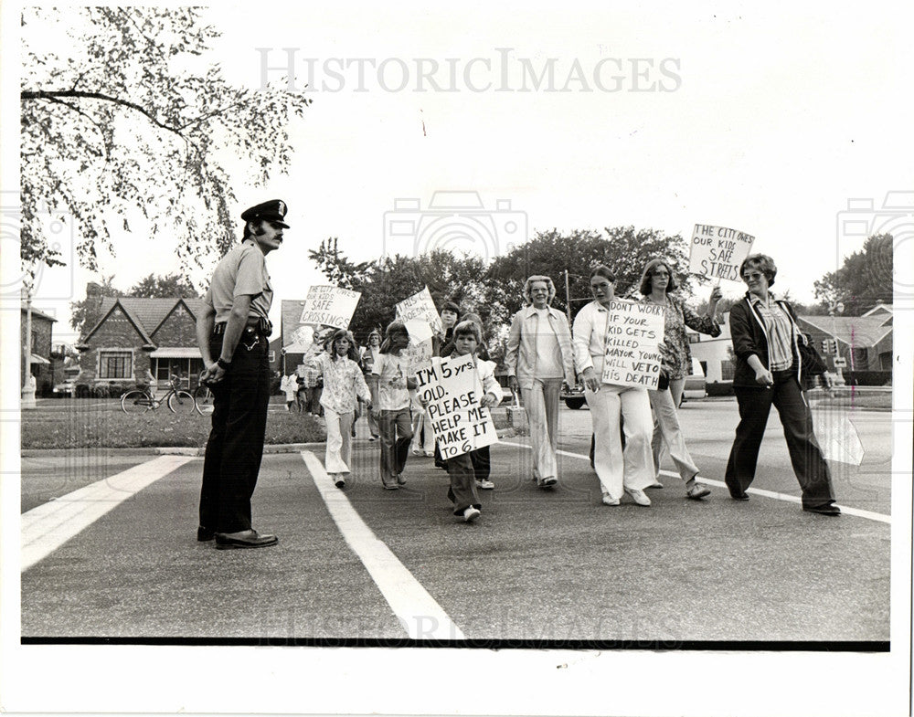 1976 Press Photo demonstration crossing guards Whittier - Historic Images