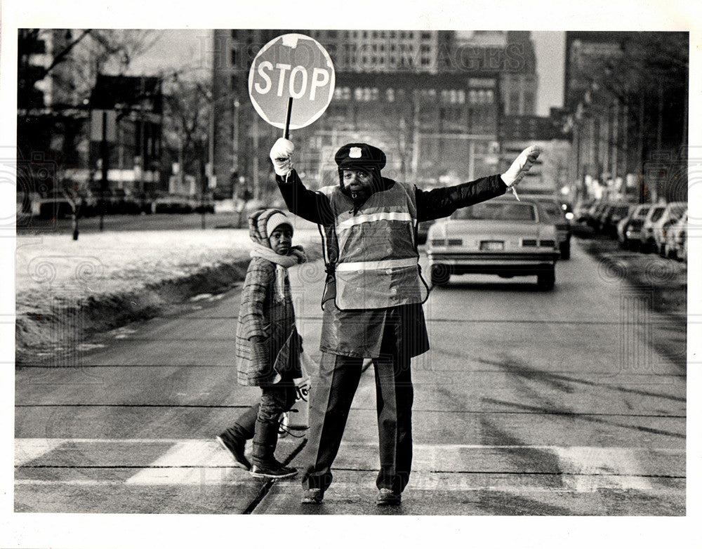 1984 Press Photo Ruby Richardson helped cross thestreet - Historic Images