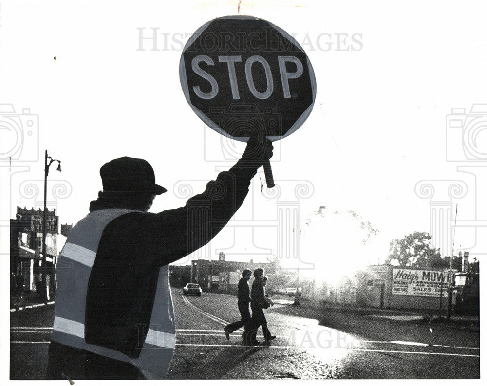 1981 Press Photo School Crossing Guard - Historic Images