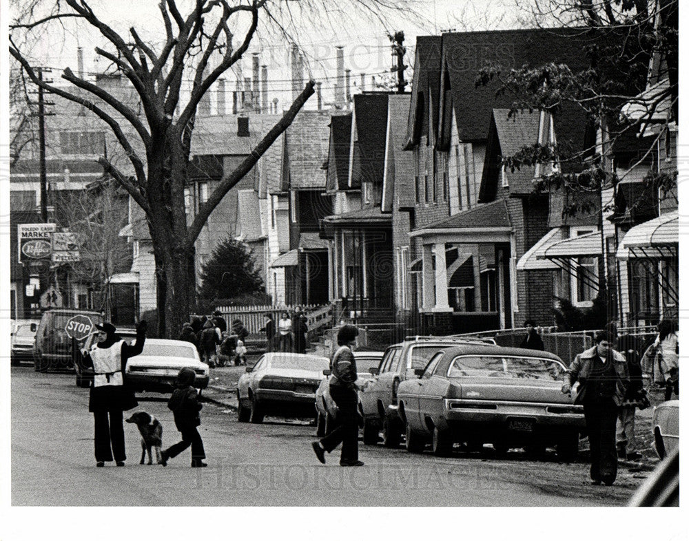 1977 Press Photo school crossing guard - Historic Images