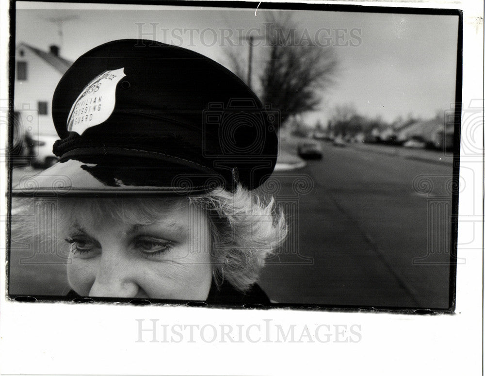 1990 Press Photo Nancy Dalton crossing guard layoffs - Historic Images