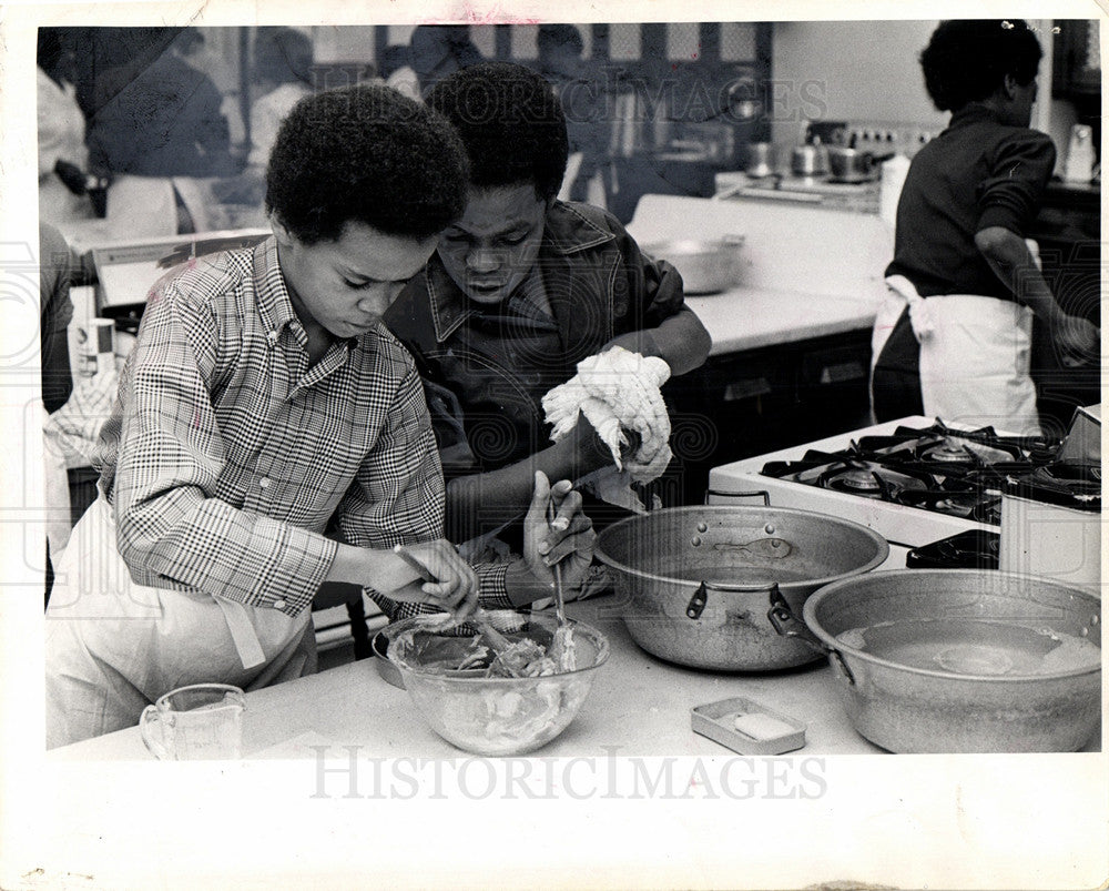 1973 Press Photo School Students Home Economics - Historic Images