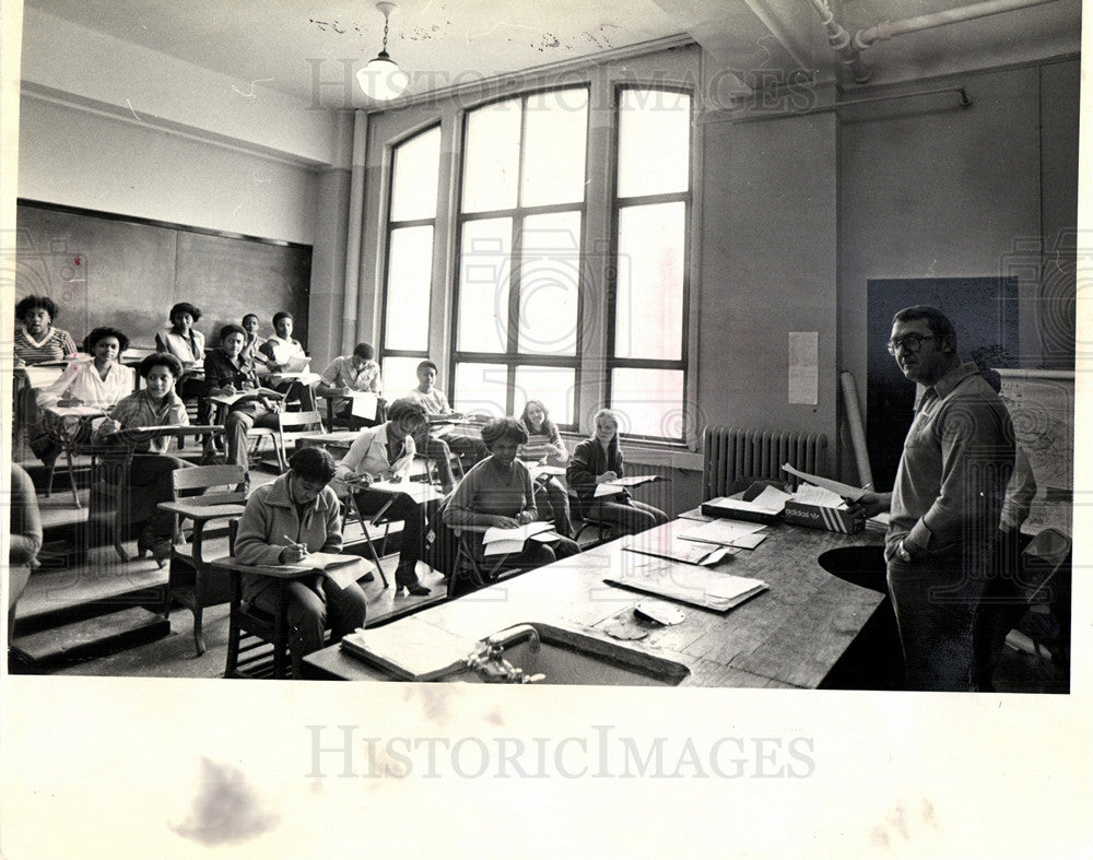 1980 Press Photo School Classroom Proficiency Test - Historic Images