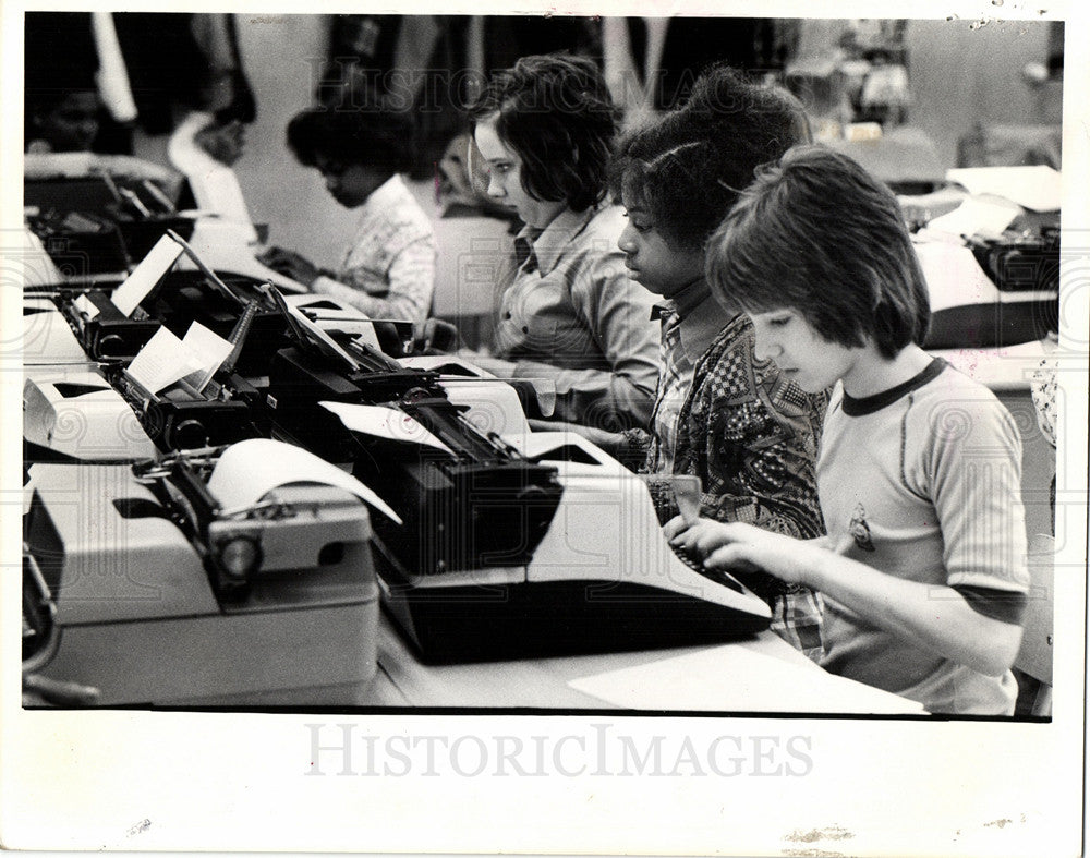 1975 Press Photo Magnet Middle Schools classmates - Historic Images