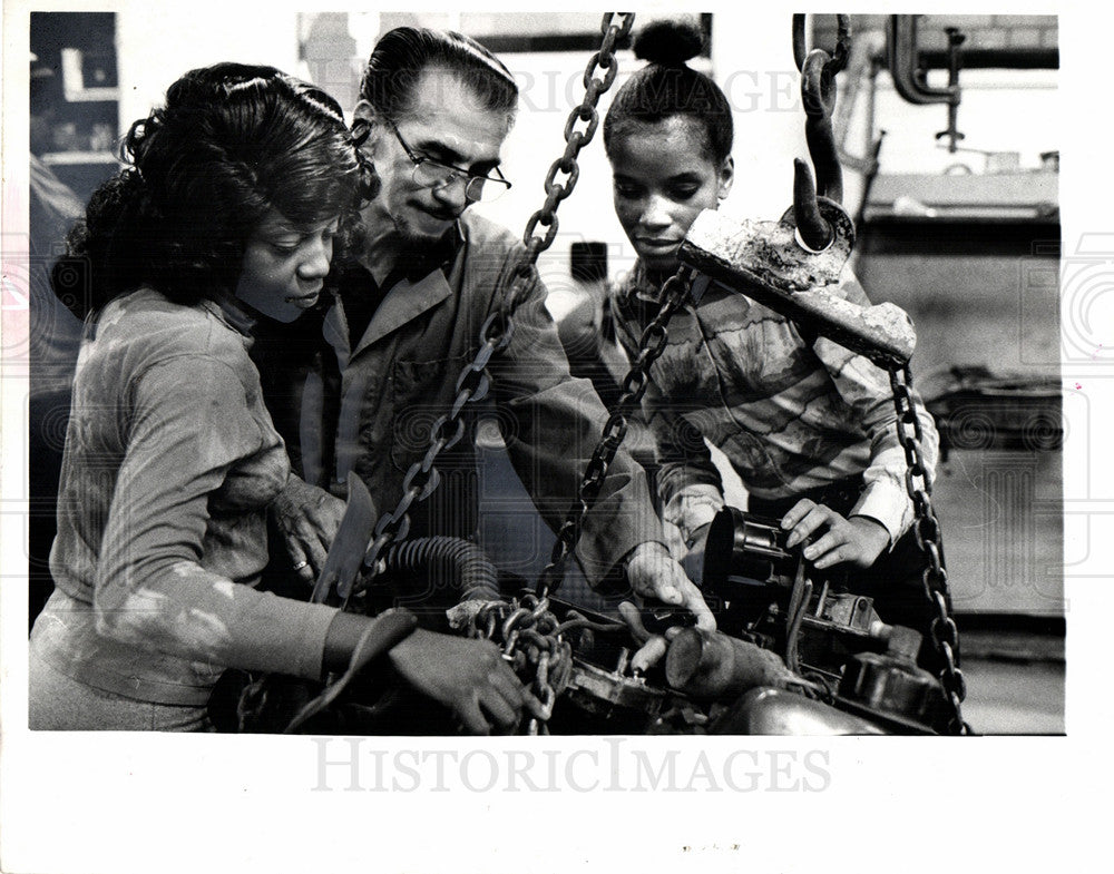 1976 Press Photo auto mechanics class two women Cass - Historic Images