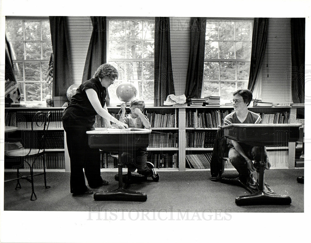 1985 Press Photo school, boys, teacher, learning - Historic Images