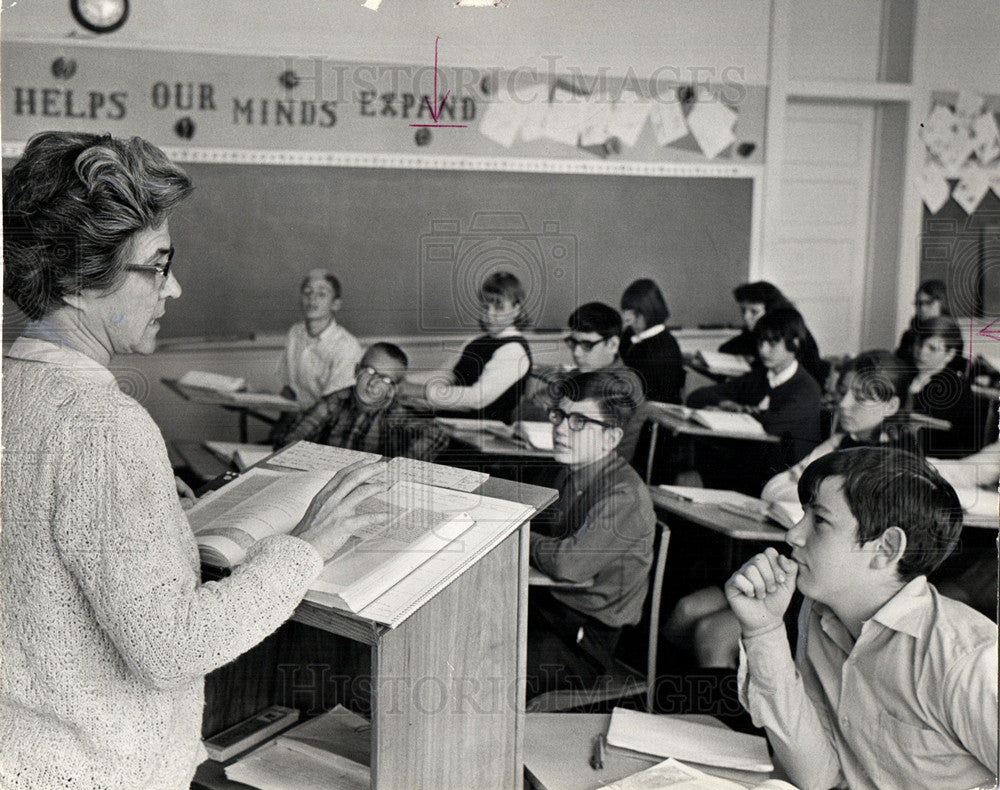 1968 Press Photo teacher nun - Historic Images