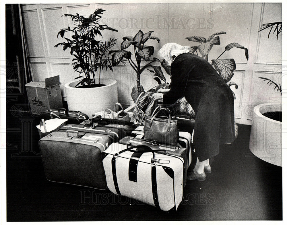 1975 Press Photo Maria Gorska  Shelby guests pack bags - Historic Images