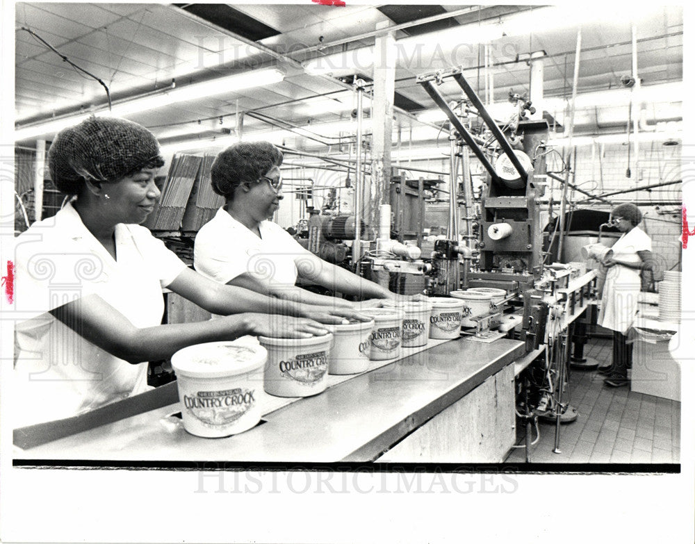 1982 Press Photo Country, Crock, - Historic Images