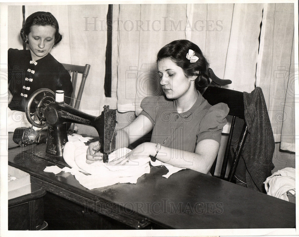 1940 Press Photo Dorothy Hunsinger Sewing Detroit - Historic Images