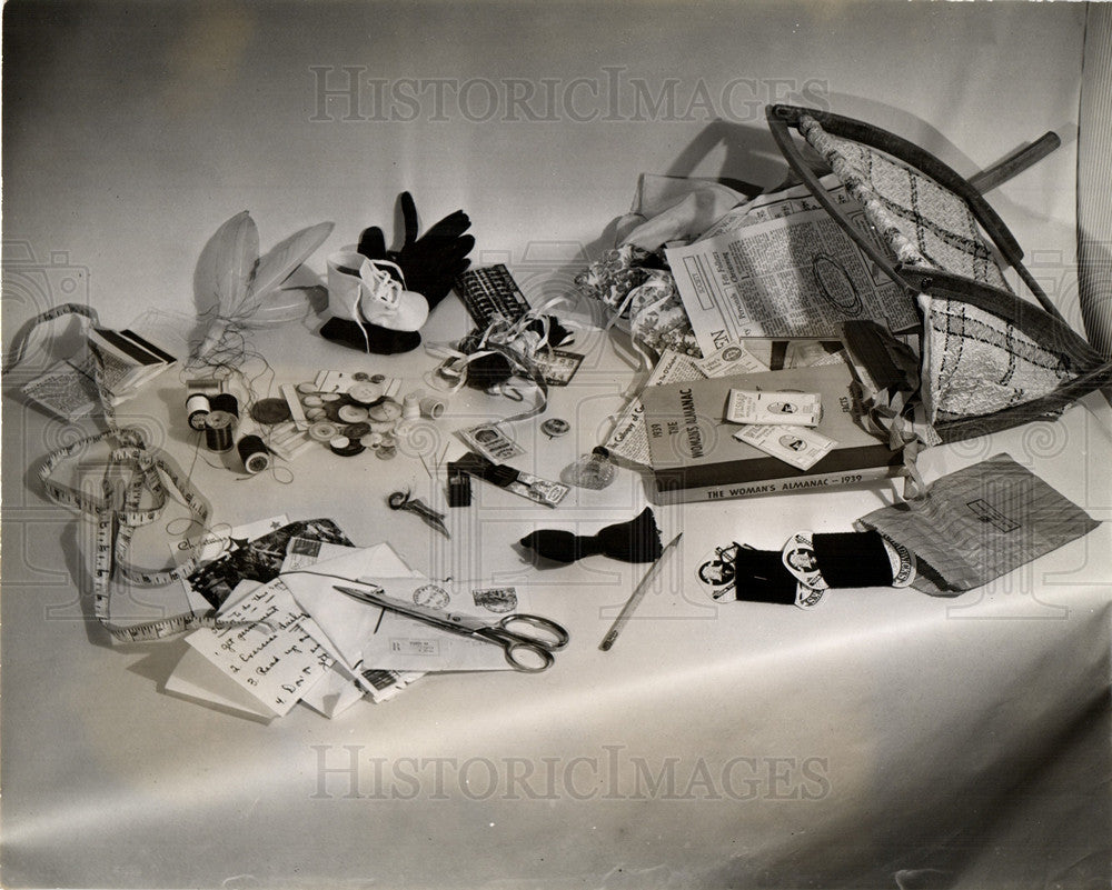 1970 Press Photo Sewing Contents of Sewing Basket - Historic Images