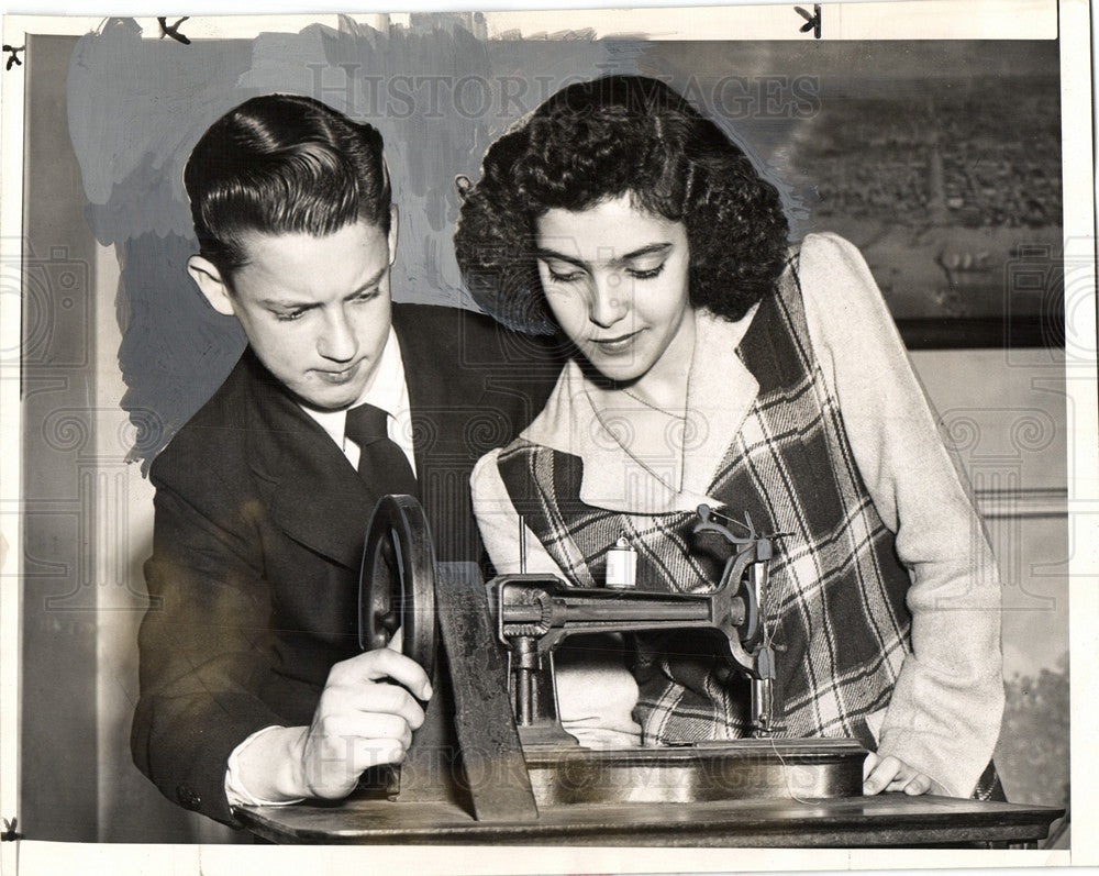 1945 Press Photo sewing Fasten textile fabric thread - Historic Images