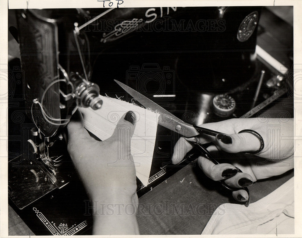 1945 Press Photo Sewing - Historic Images