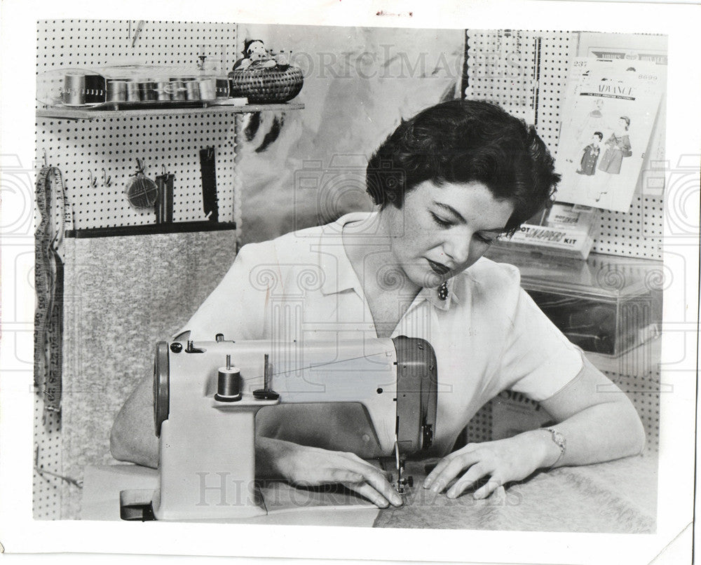 1972 Press Photo TWO FACED SCREEN SEWING - Historic Images