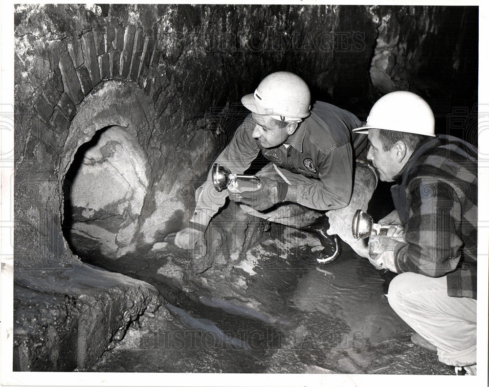 1965 Press Photo Richard Harvey Charles Wigda sewer - Historic Images