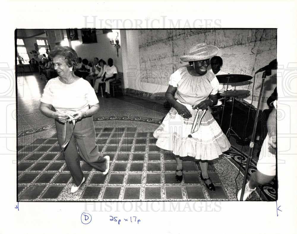 1988 Press Photo Sally Koss Rose Etta Dance Contest - Historic Images