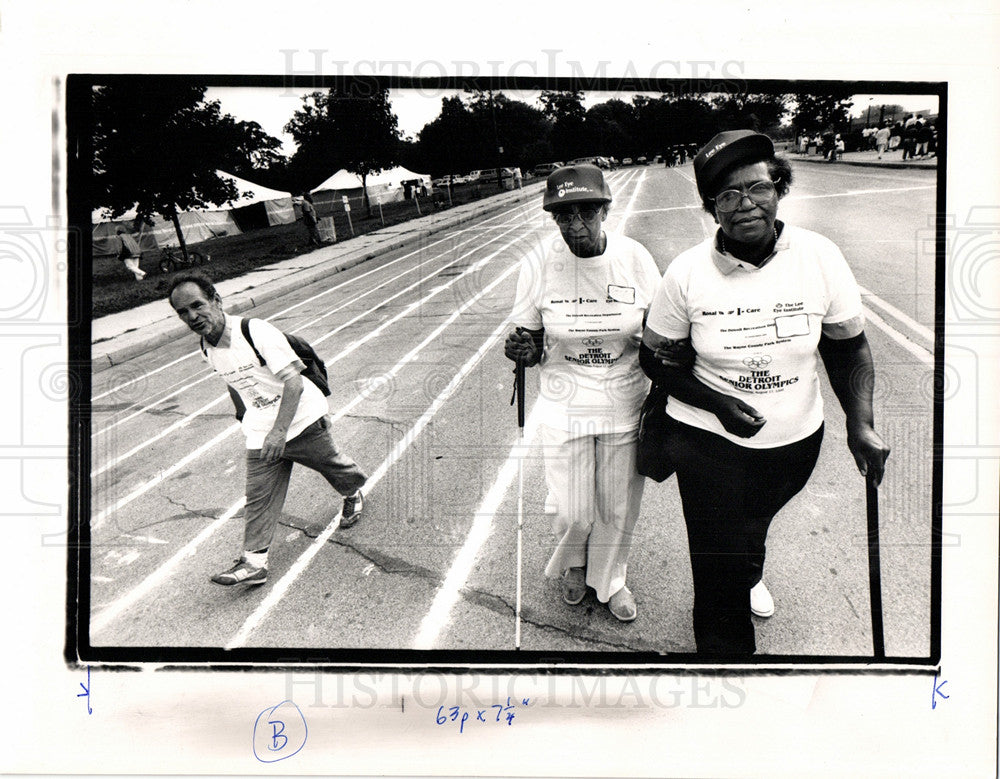 1988 Press Photo Virgie Runner Spectator - Historic Images