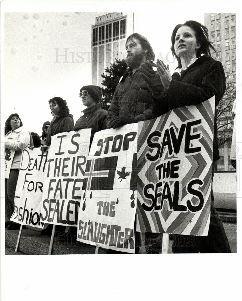 1974 Press Photo Seals Demonstration And Protest - Historic Images