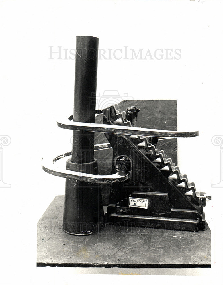 1987 Press Photo Sculpture Garbage Mover Christine - Historic Images