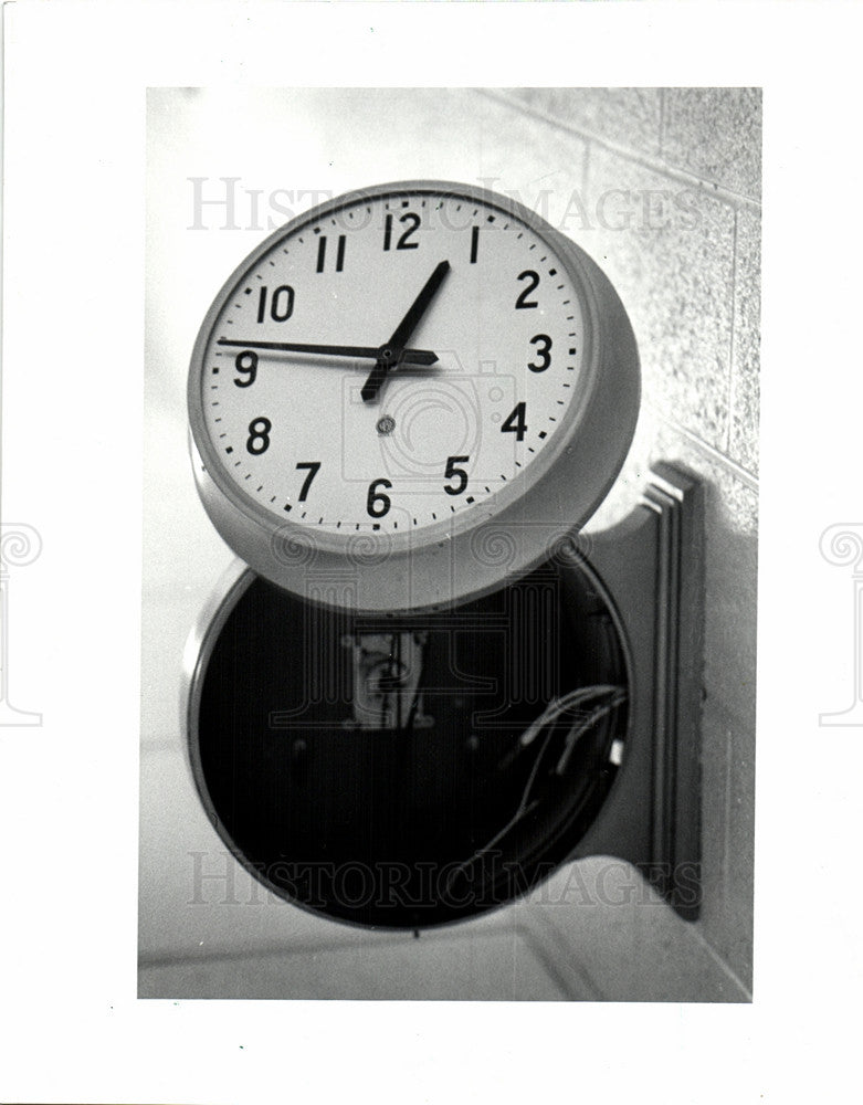 1986 Press Photo damaged clock William burt elementary - Historic Images