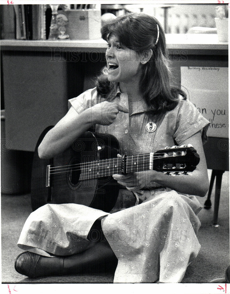 1982 Press Photo LYNN BODDEN GUITAR TEACHING - Historic Images