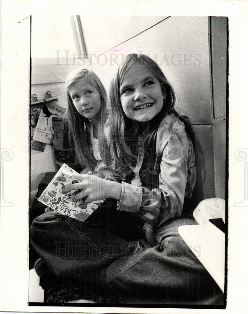 1974 Press Photo Laura Schroeder Vickki Hargrave - Historic Images