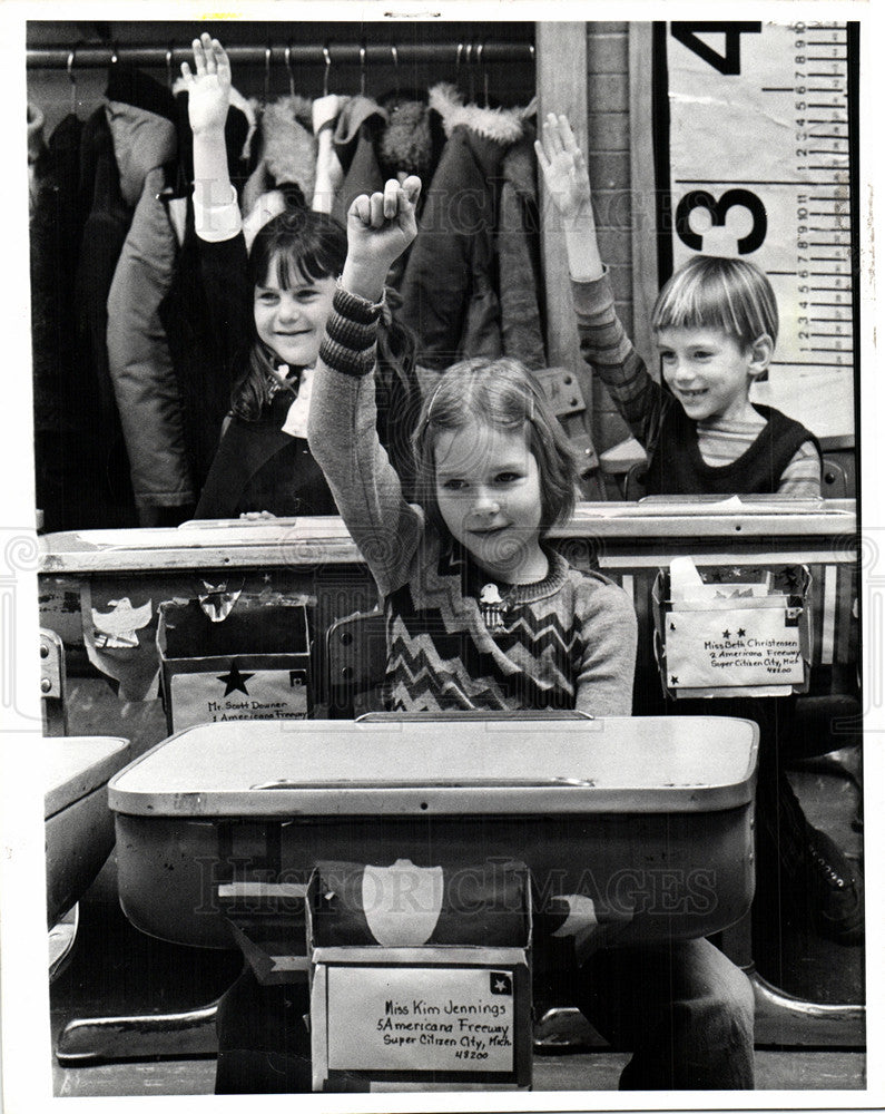 1976 Press Photo cut red tape department education - Historic Images