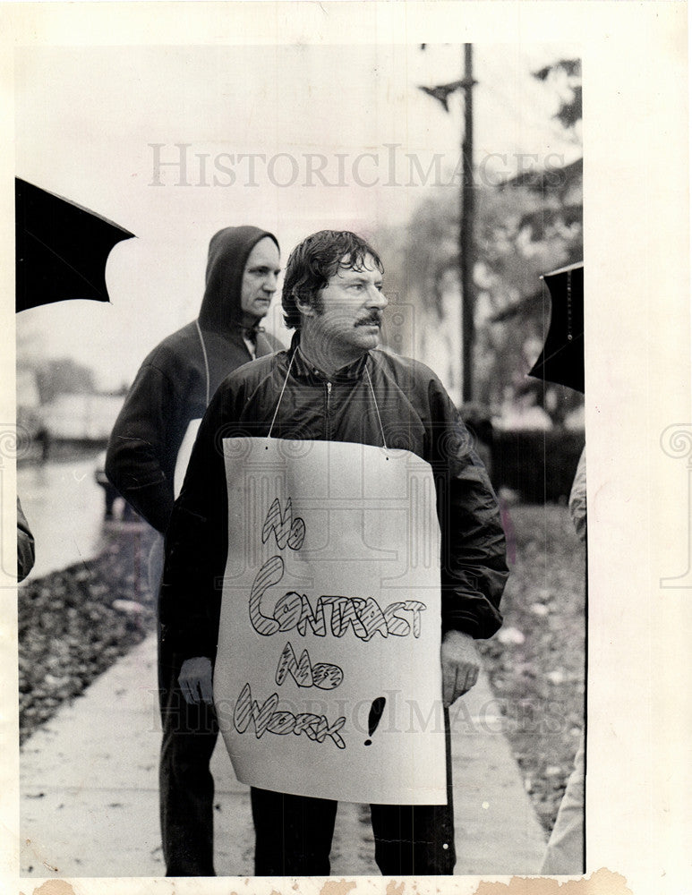1974 Press Photo Picketing Richard Hannum school strike - Historic Images