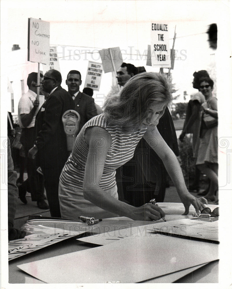 1967 Press Photo Detroit Teaching Staff Strikes Settle - Historic Images