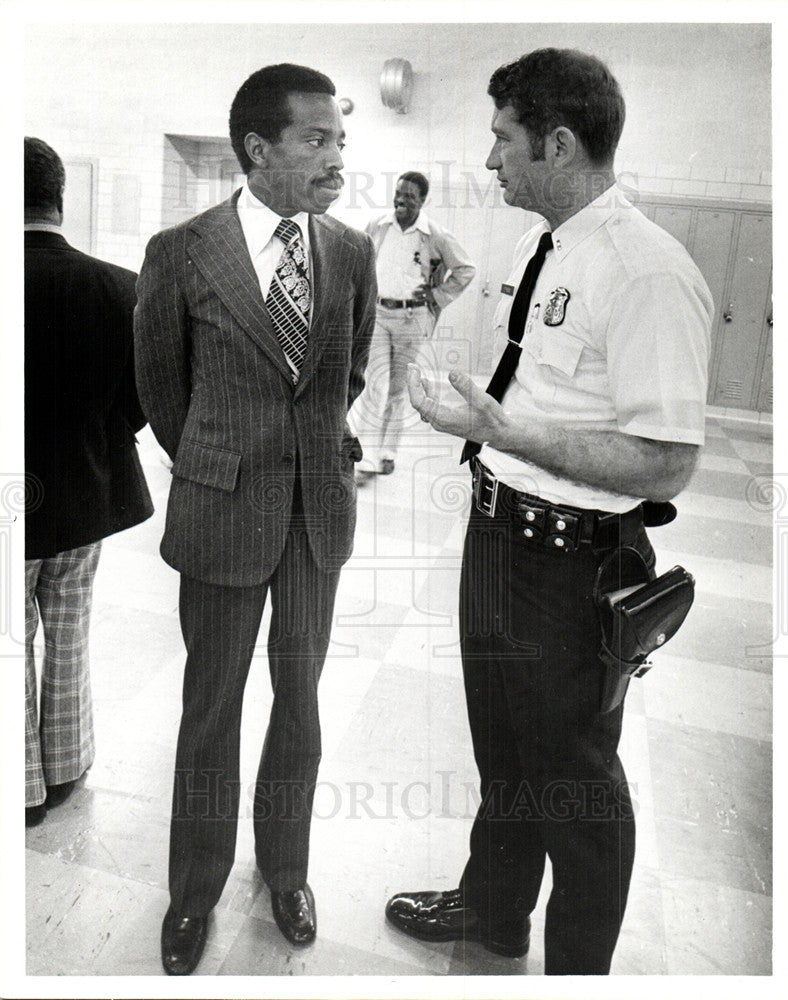 1976 Press Photo Detroit School Osborn Police Security - Historic Images