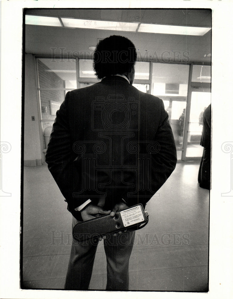 1983 Press Photo security guard school metal detector - Historic Images