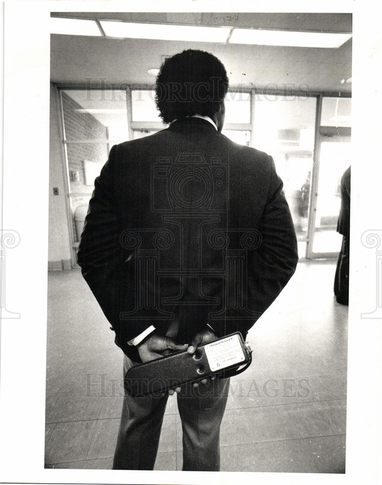 1983 Press Photo school security guard weapon detector - Historic Images
