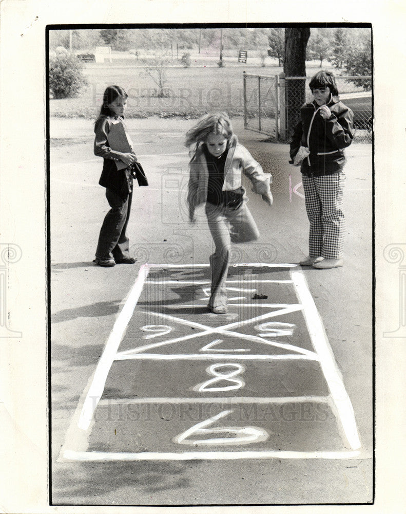 1974 Press Photo Lisa See rural school hopscotch recess - Historic Images