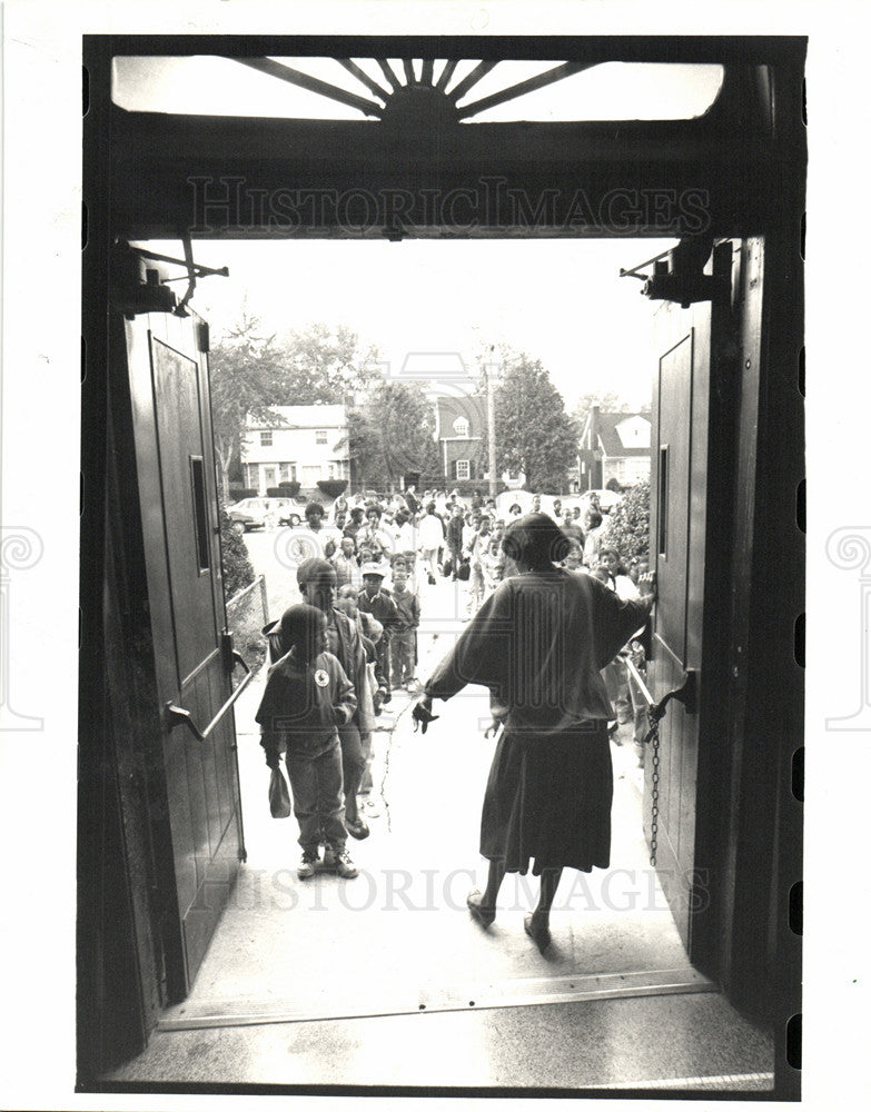 1987 Press Photo SCHOOL First Day Scenes - Historic Images